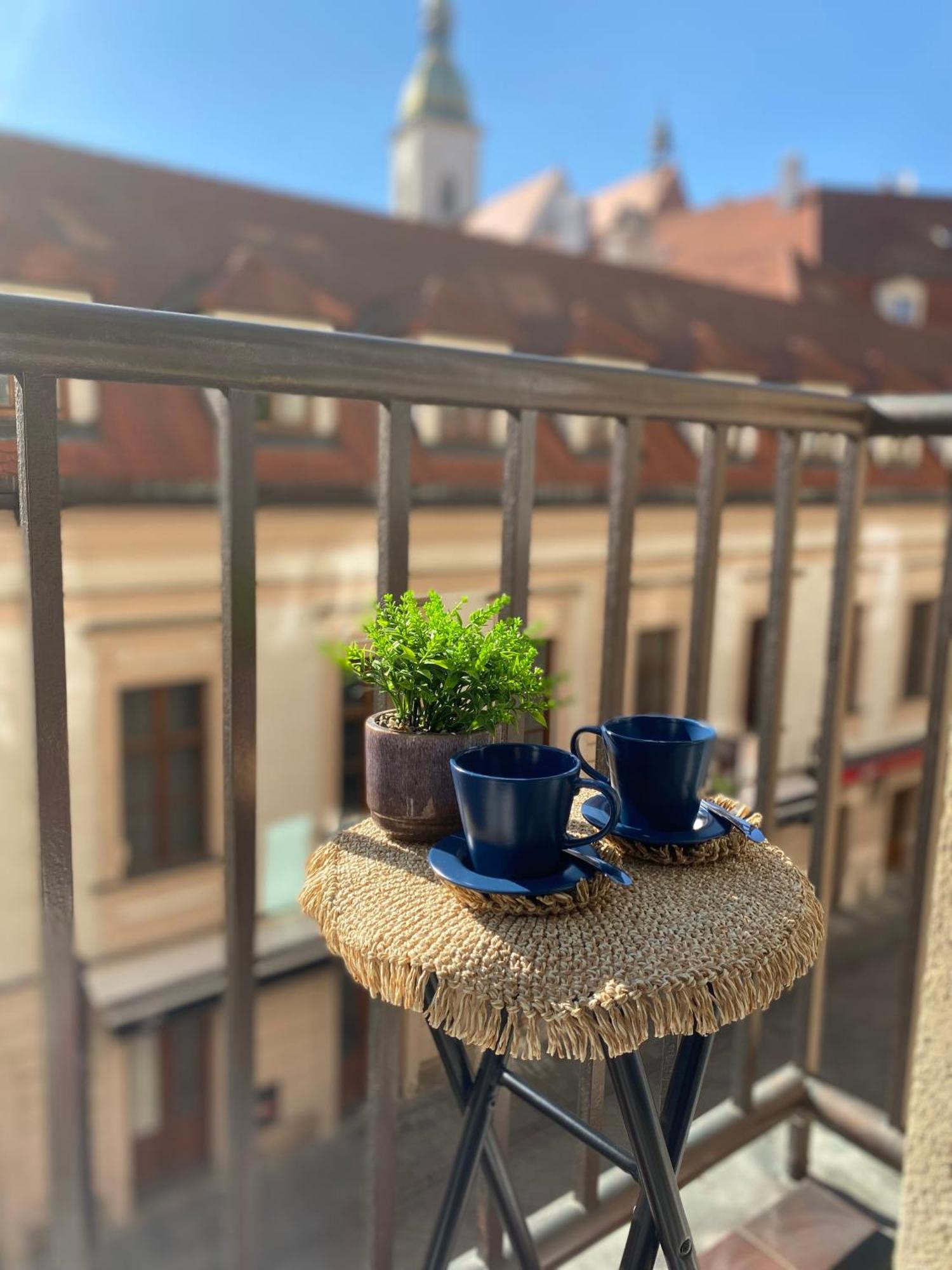 Audrey Hepburn Apartment Cathedral View Top Location Air Conditioned Bratislava Bagian luar foto